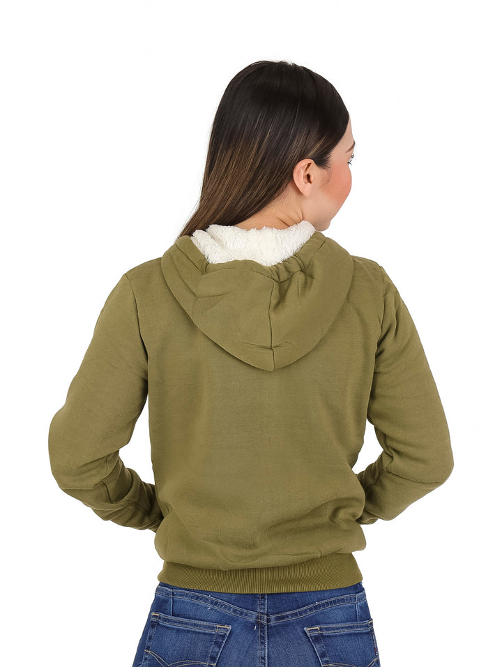 Mujer vistiendo sudadera color olivo con capucha forrada en blanco y cierre frontal.