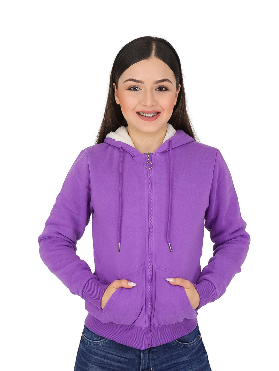 Mujer vistiendo sudadera lila con capucha y cierre frontal.