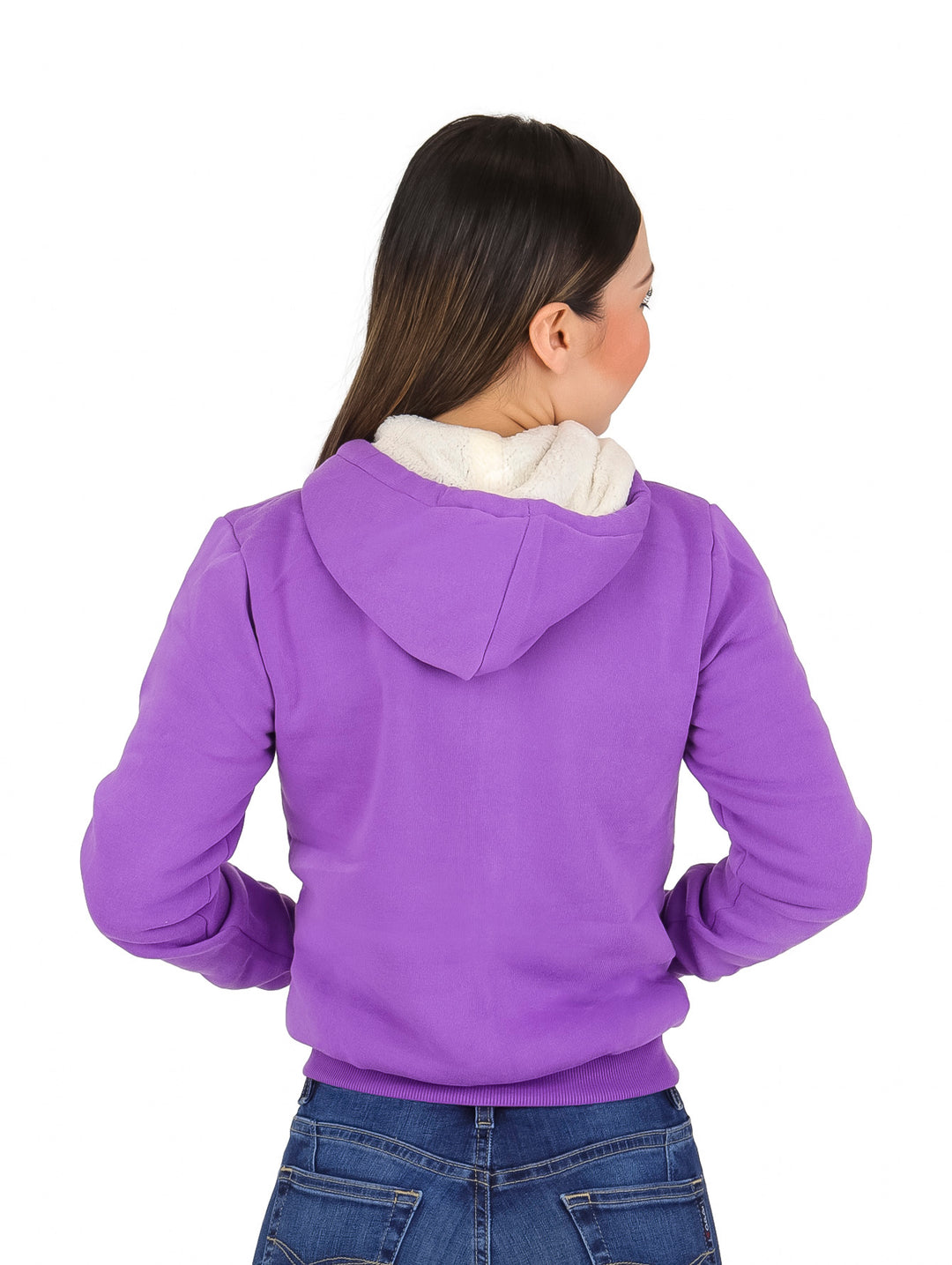 Mujer vistiendo sudadera lila con capucha y cierre frontal.