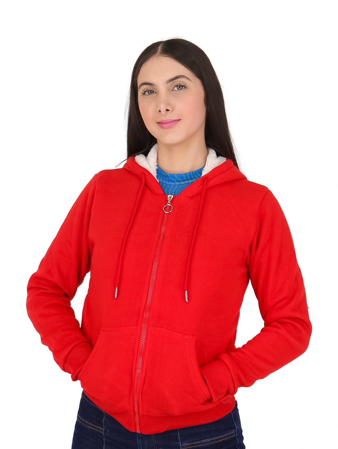 Mujer vistiendo una sudadera roja con capucha, cierre frontal y forro blanco interior.
