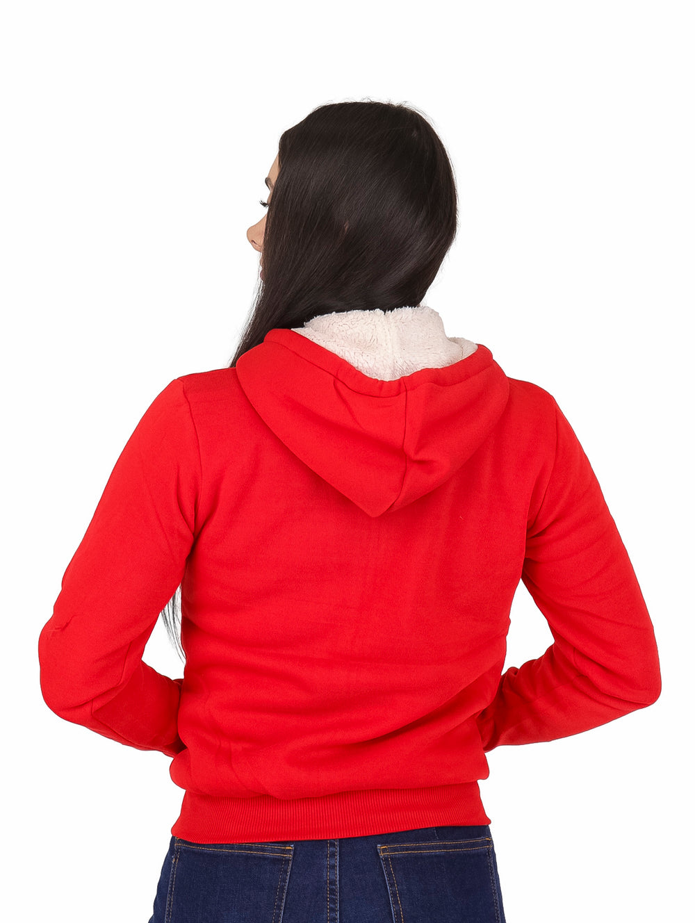 Mujer vistiendo una sudadera roja con capucha, cierre frontal y forro blanco interior.