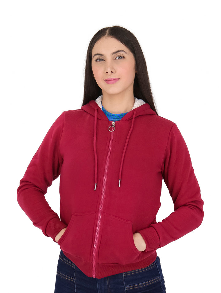 Mujer vistiendo una sudadera con capucha y cierre frontal en color burgundy.