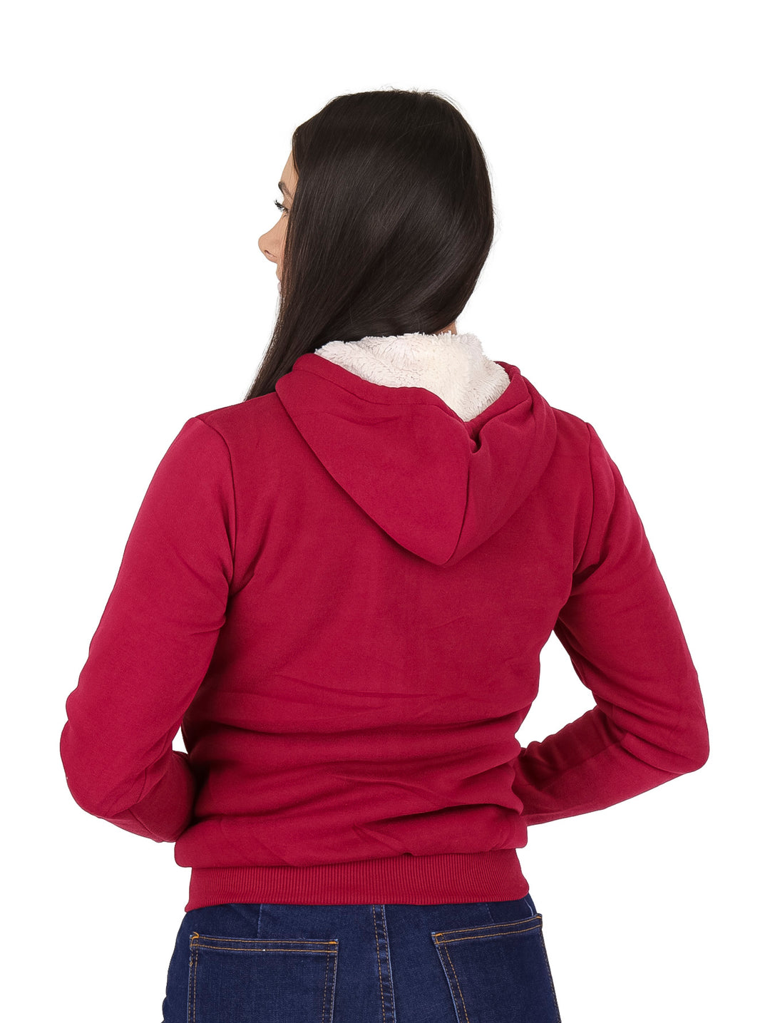 Mujer vistiendo una sudadera con capucha y cierre frontal en color burgundy.