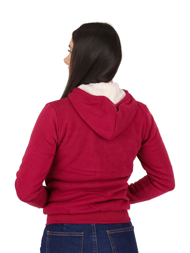 Mujer vistiendo una sudadera con capucha y cierre frontal en color burgundy.