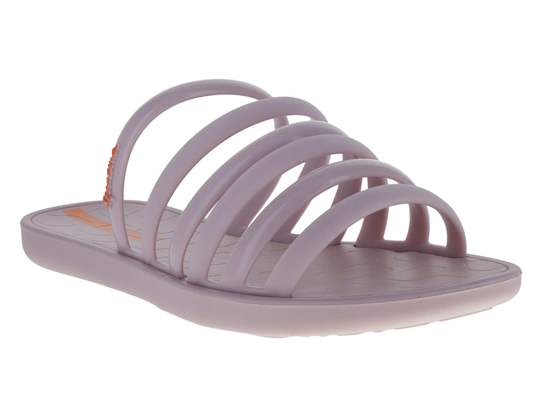 Sandalia Ipanema de color lila con diseño de múltiples tiras transversales y suela plana.