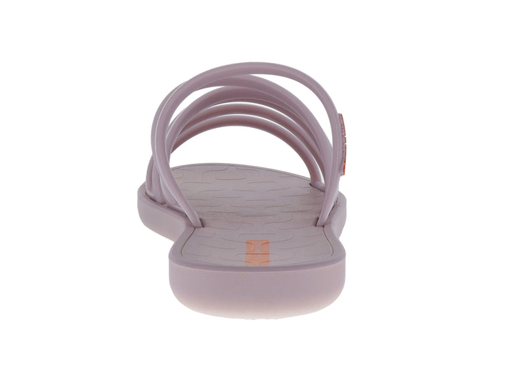 Sandalia Ipanema de color lila con diseño de múltiples tiras transversales y suela plana.