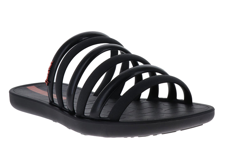 Sandalia Ipanema de color negro con diseño de múltiples tiras transversales y suela plana.