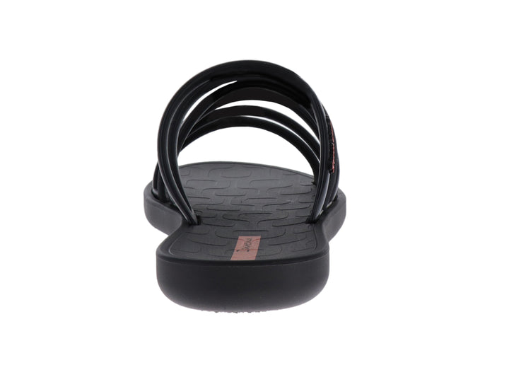 Sandalia Ipanema de color negro con diseño de múltiples tiras transversales y suela plana.