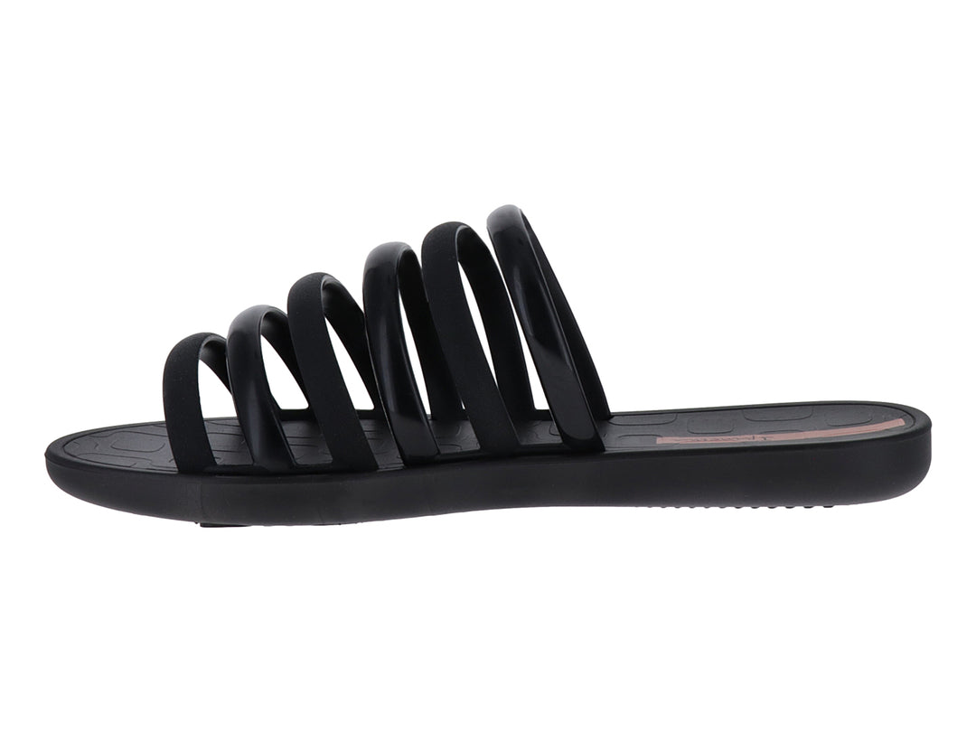 Sandalia Ipanema de color negro con diseño de múltiples tiras transversales y suela plana.