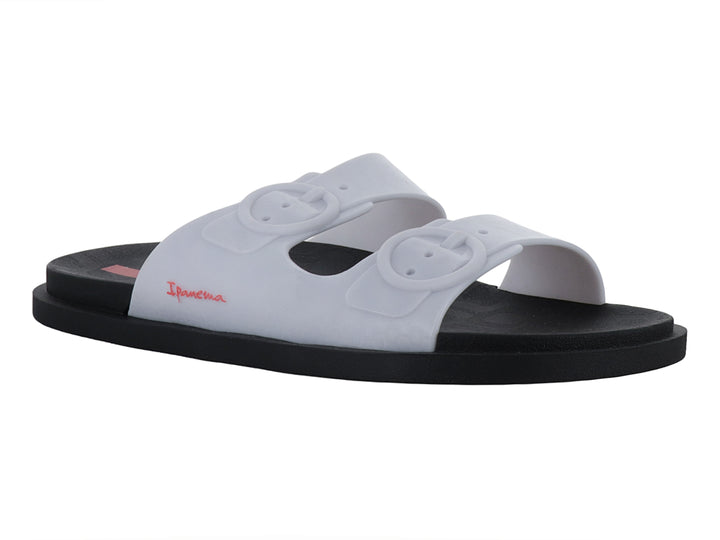 Sandalia Ipanema blanca con suela negra y correas con hebillas.