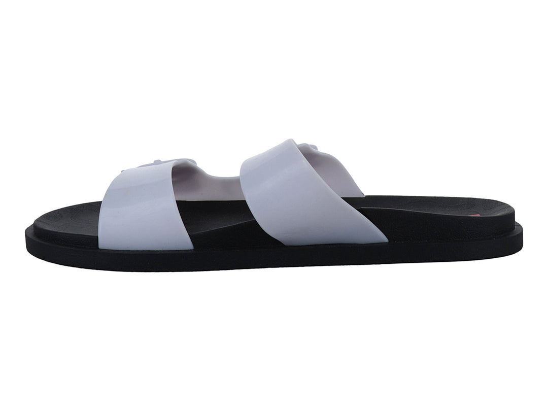 Sandalia Ipanema blanca con suela negra y correas con hebillas.