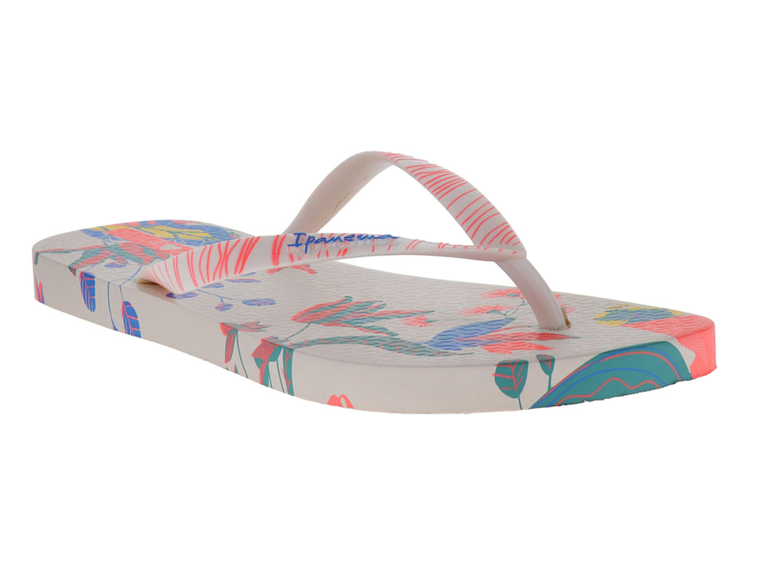 Sandalia Ipanema color beige con estampado floral en tonos rosa y verde y tiras a rayas.