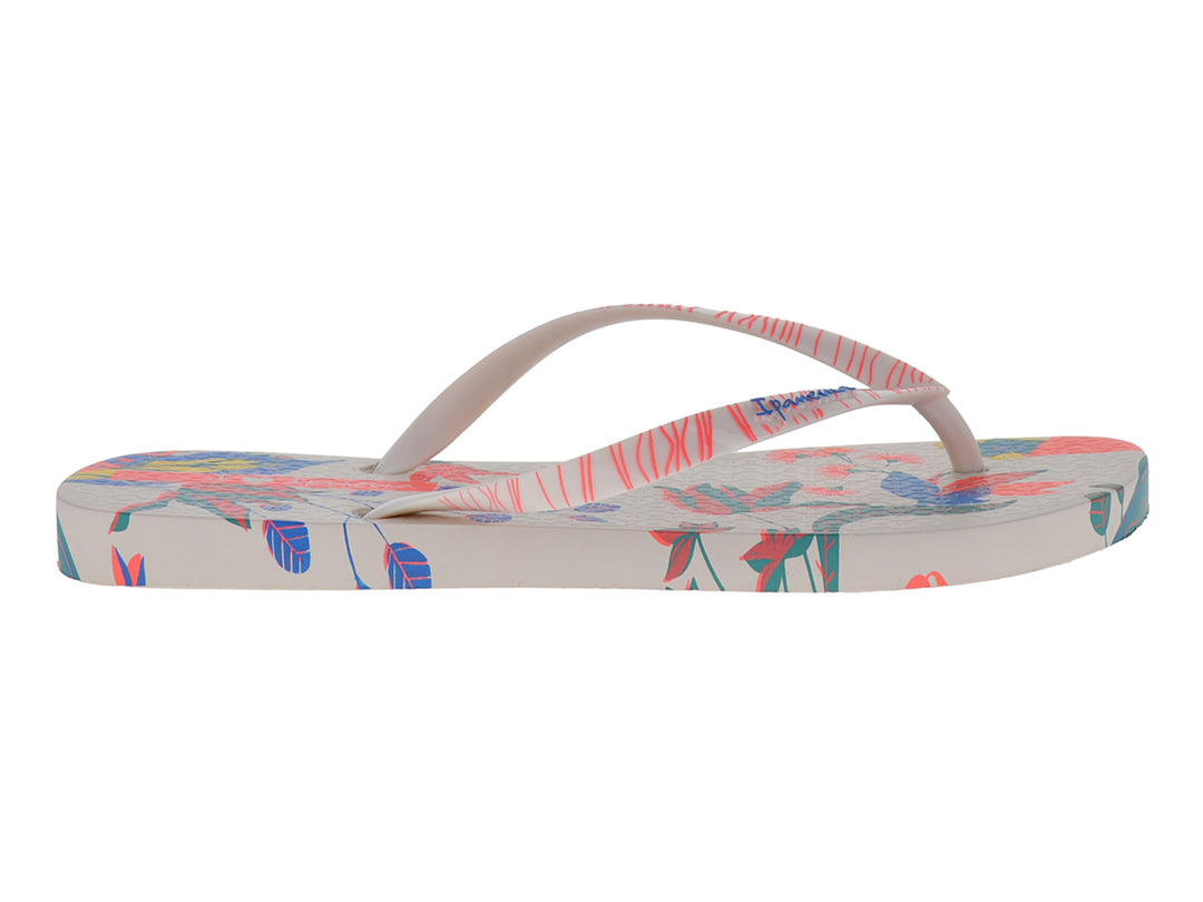 Sandalia Ipanema color beige con estampado floral en tonos rosa y verde y tiras a rayas.