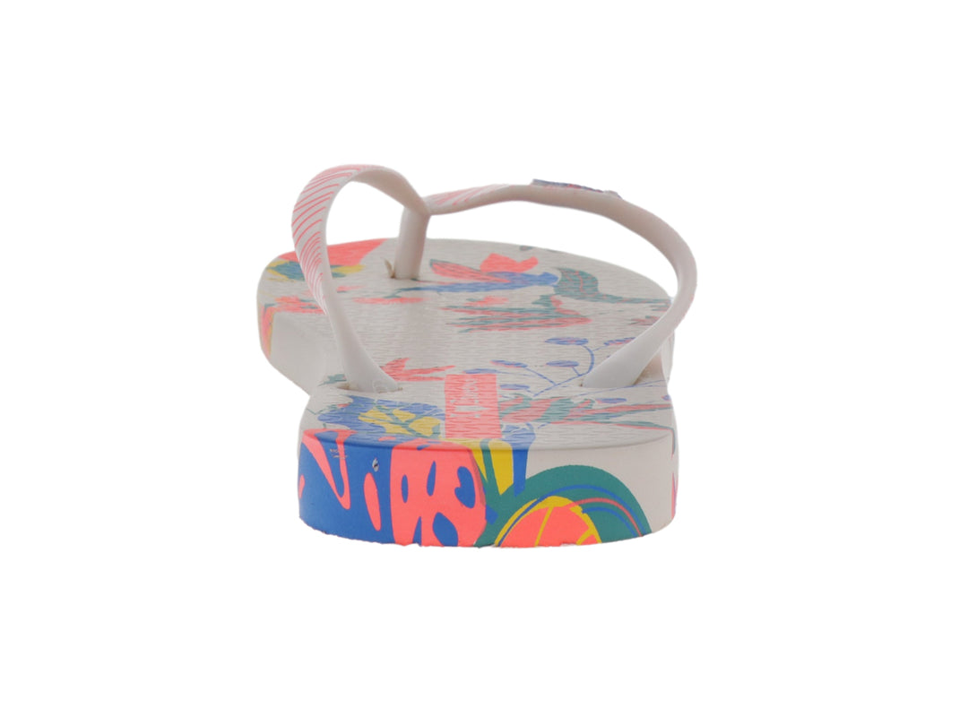 Sandalia Ipanema color beige con estampado floral en tonos rosa y verde y tiras a rayas.