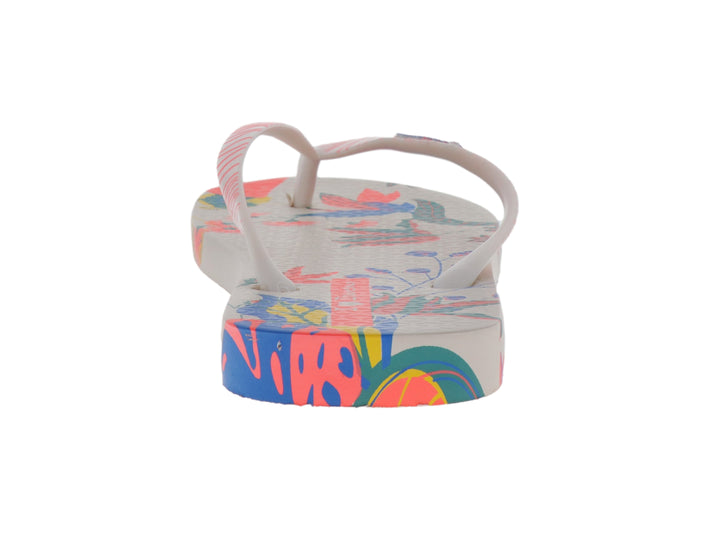 Sandalia Ipanema color beige con estampado floral en tonos rosa y verde y tiras a rayas.