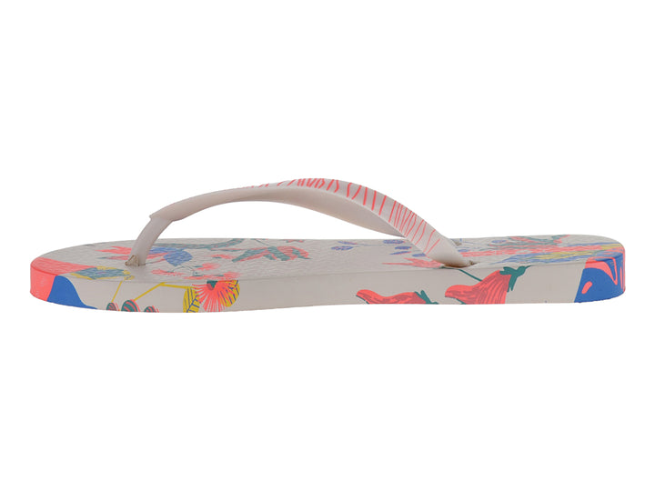 Sandalia Ipanema color beige con estampado floral en tonos rosa y verde y tiras a rayas.