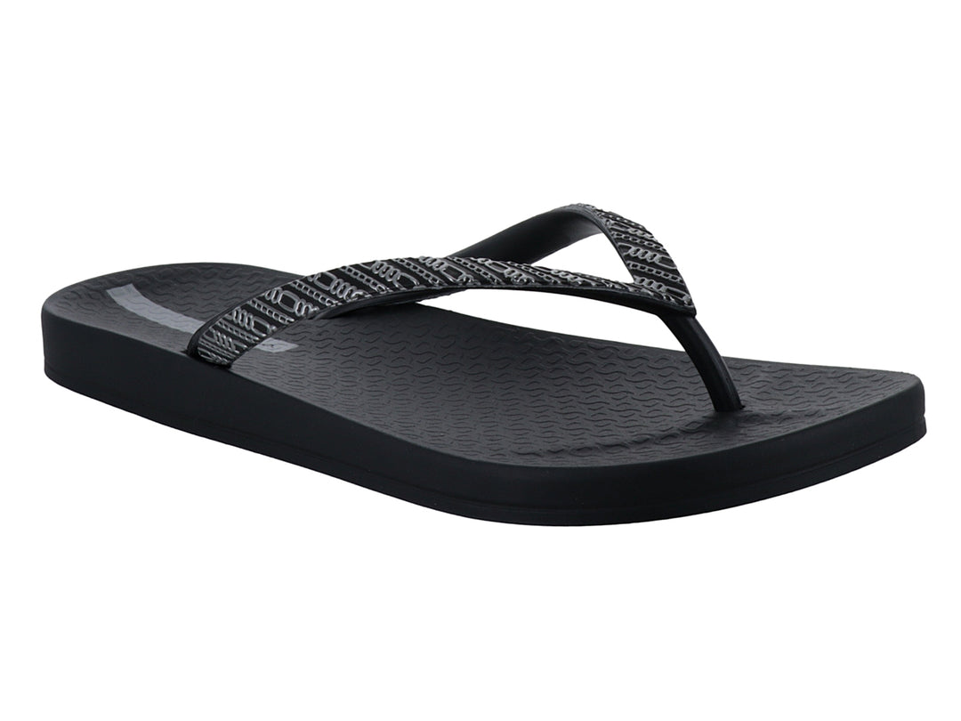 Sandalia de playa Ipanema color negro con tiras decoradas en patrón gris y negro.
