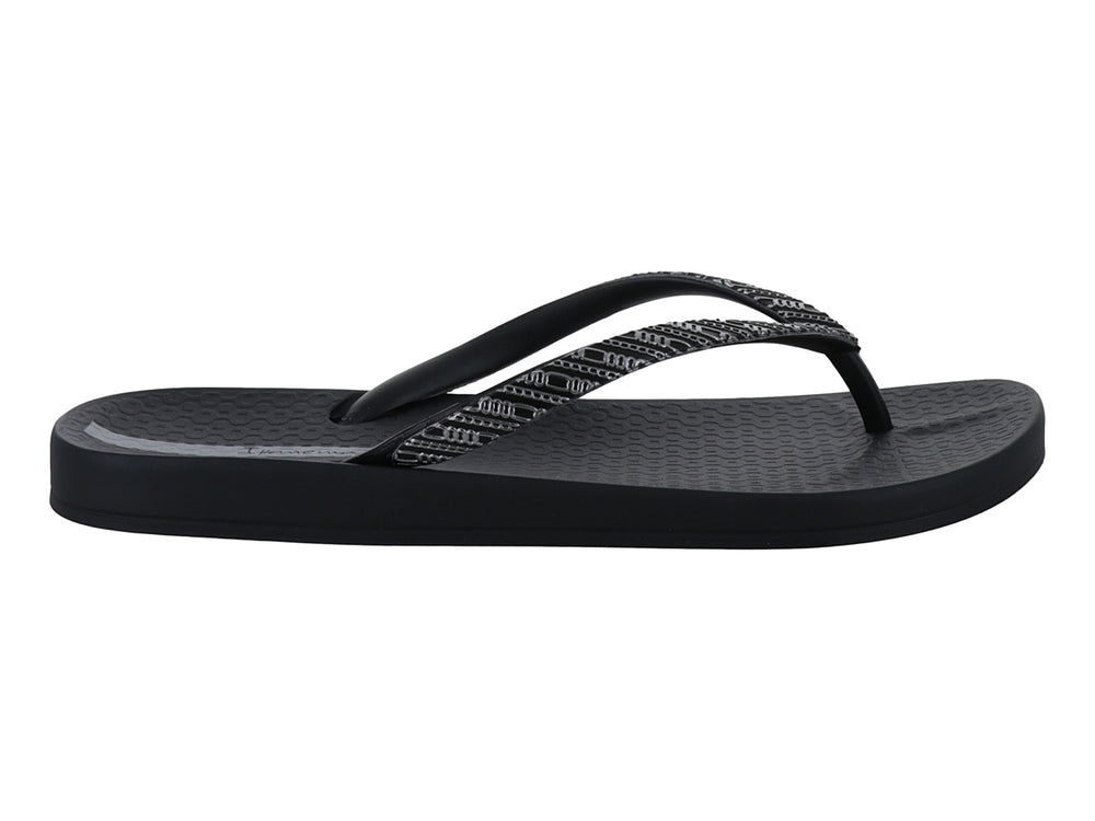 Sandalia de playa Ipanema color negro con tiras decoradas en patrón gris y negro.