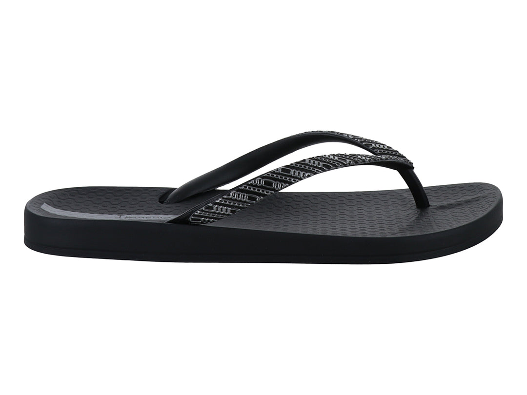 Sandalia de playa Ipanema color negro con tiras decoradas en patrón gris y negro.