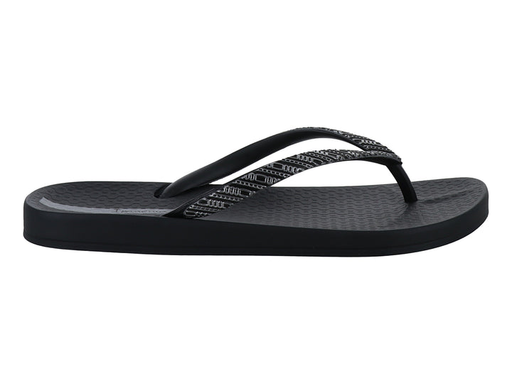 Sandalia de playa Ipanema color negro con tiras decoradas en patrón gris y negro.