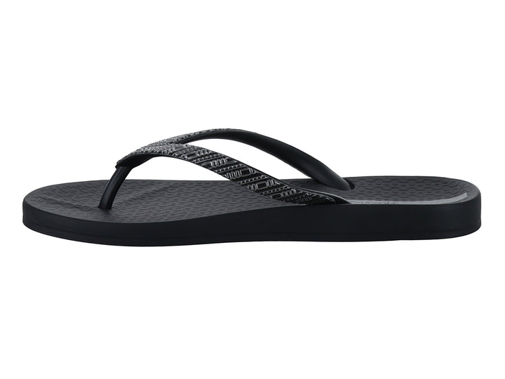 Sandalia de playa Ipanema color negro con tiras decoradas en patrón gris y negro.