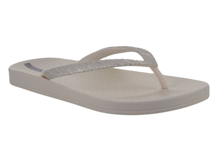 Sandalias planas Ipanema en color beige con tiras decoradas en color oro brillante.
