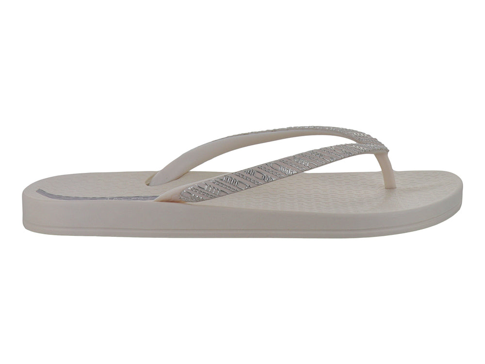 Sandalias planas Ipanema en color beige con tiras decoradas en color oro brillante.