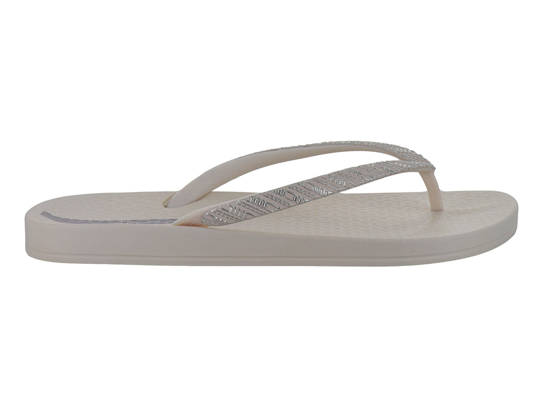 Sandalias planas Ipanema en color beige con tiras decoradas en color oro brillante.