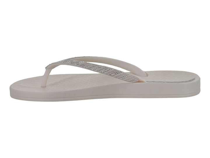 Sandalias planas Ipanema en color beige con tiras decoradas en color oro brillante.