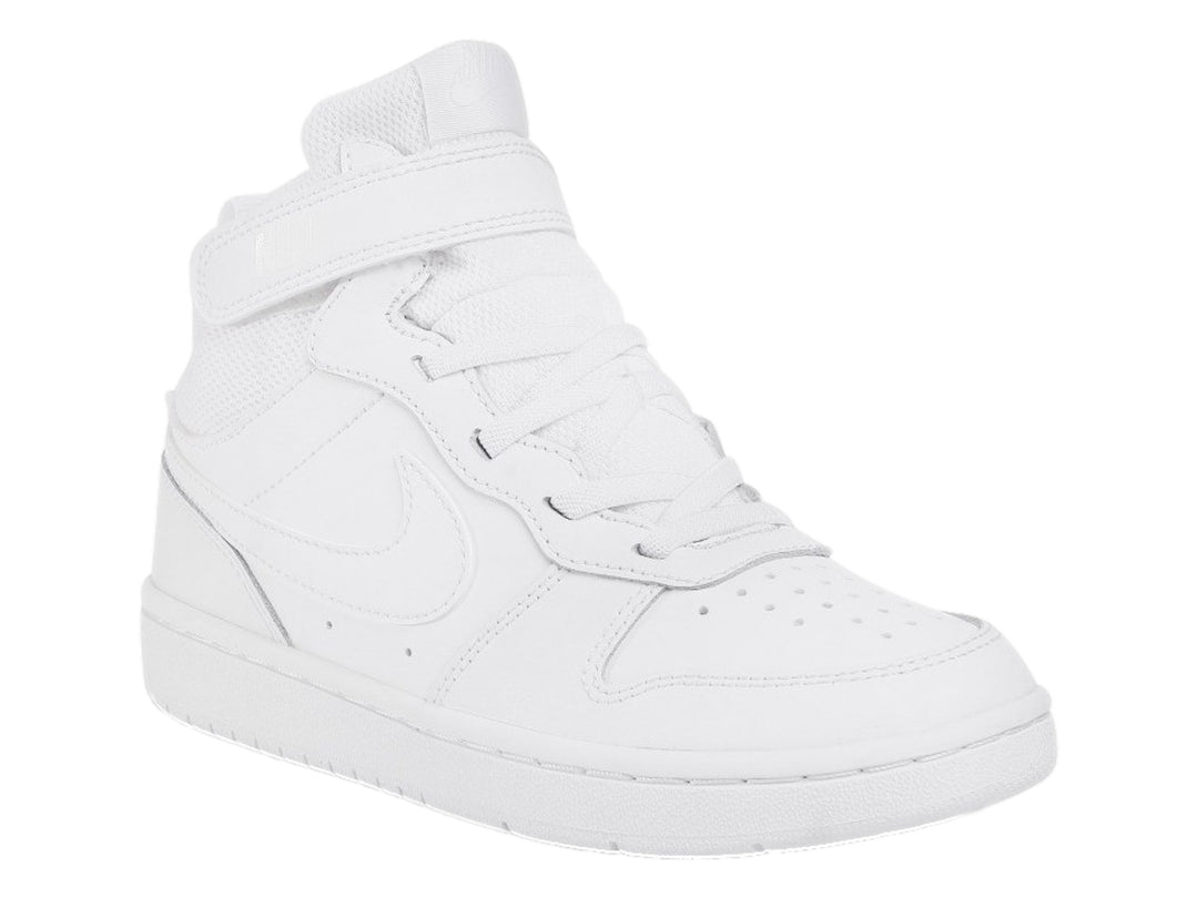 Tenis Nike Court Borough Mid 2 en color blanco total con correa de ajuste y cordones para niño.