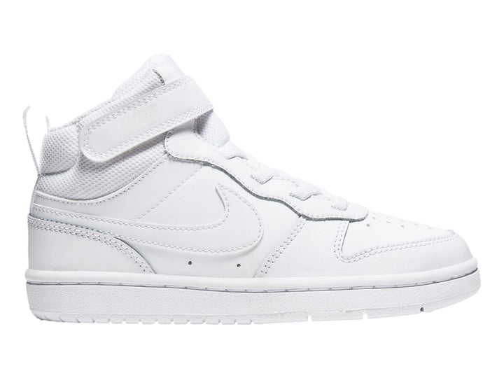 Tenis Nike Court Borough Mid 2 en color blanco total con correa de ajuste y cordones para niño.