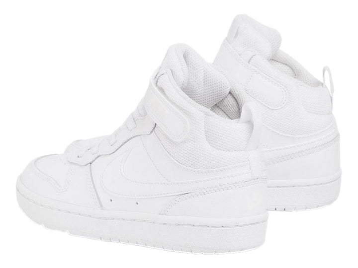 Tenis Nike Court Borough Mid 2 en color blanco total con correa de ajuste y cordones para niño.