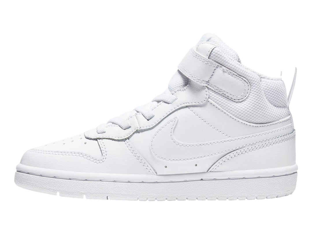 Tenis Nike Court Borough Mid 2 en color blanco total con correa de ajuste y cordones para niño.