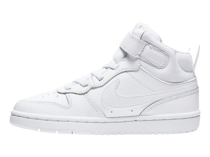 Tenis Nike Court Borough Mid 2 en color blanco total con correa de ajuste y cordones para niño.