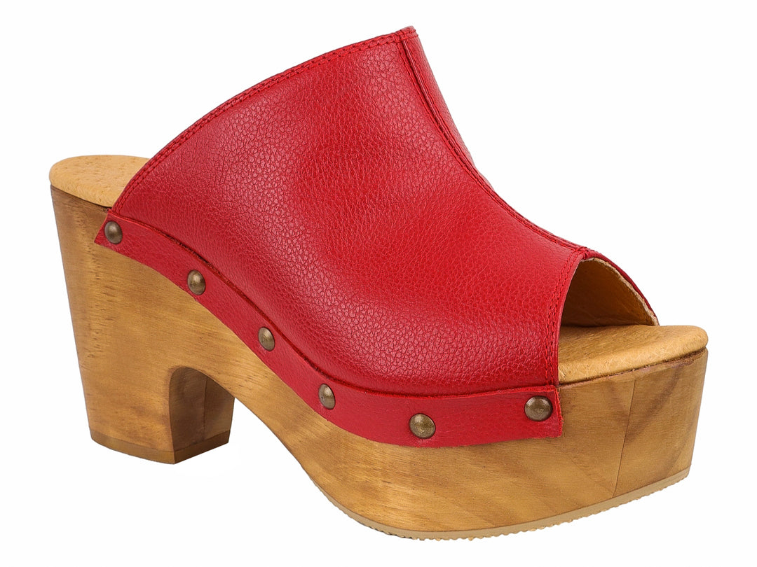 Sandalia de plataforma color rojo con suela de madera y detalles de remaches metálicos.
