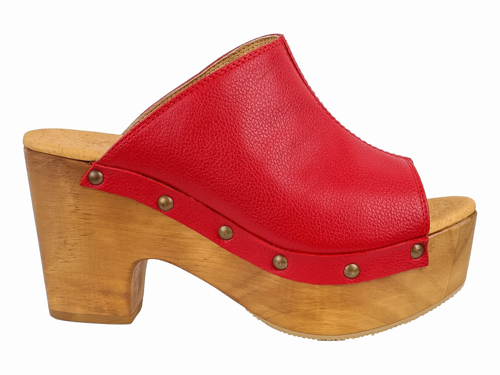 Sandalia de plataforma color rojo con suela de madera y detalles de remaches metálicos.