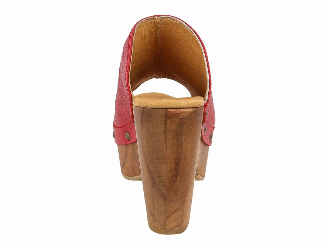 Sandalia de plataforma color rojo con suela de madera y detalles de remaches metálicos.