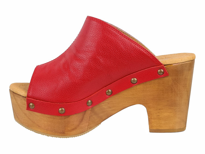 Sandalia de plataforma color rojo con suela de madera y detalles de remaches metálicos.