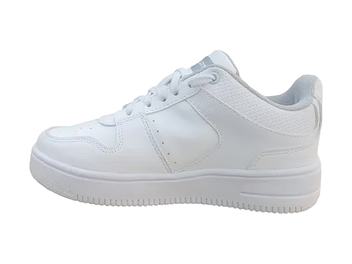 Tenis deportivos blancos para niños de corte bajo con cordones y suela blanca.