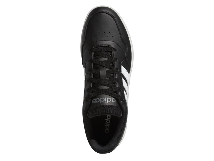 Tenis Adidas color negro con franjas blancas y suela blanca.