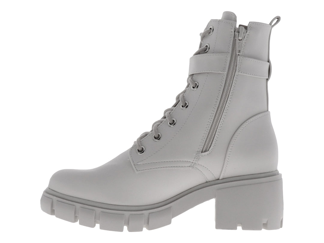 Botas blancas de caña media con suela track, agujetas y correa decorativa con hebilla metálica.