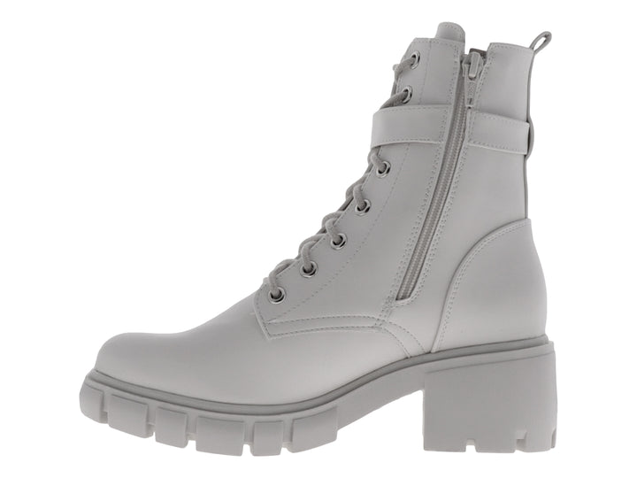 Botas blancas de caña media con suela track, agujetas y correa decorativa con hebilla metálica.