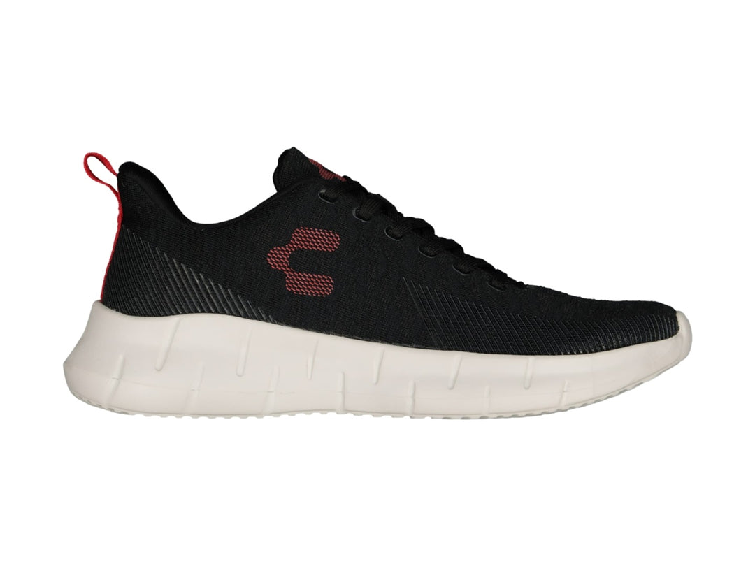 Tenis deportivos Charly color negro con suela blanca y detalles en rojo.
