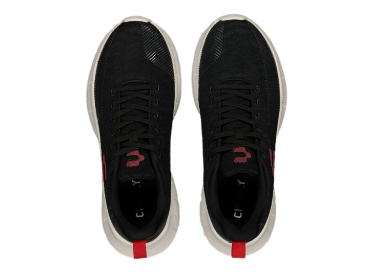 Tenis deportivos Charly color negro con suela blanca y detalles en rojo.