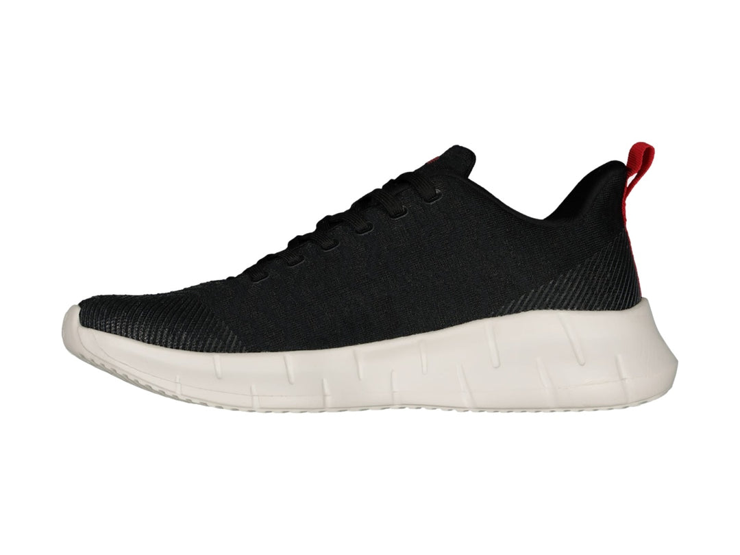 Tenis deportivos Charly color negro con suela blanca y detalles en rojo.