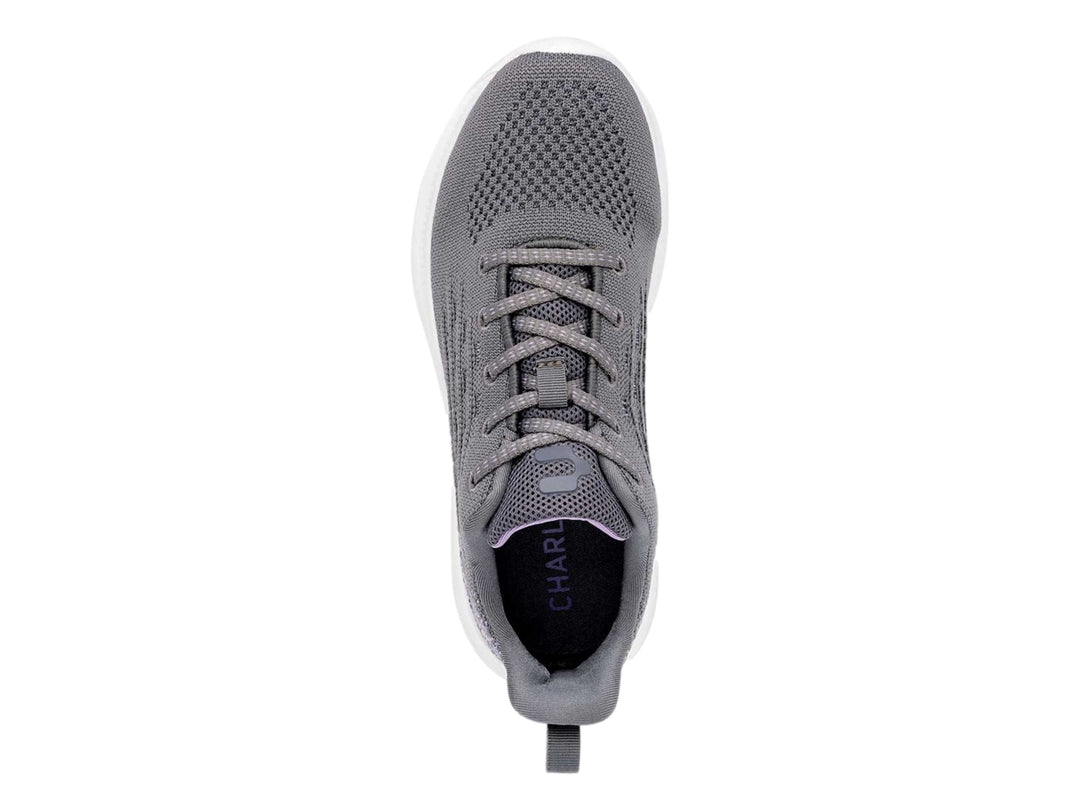 Tenis deportivos Charly color gris con suela blanca y acabado en tejido.