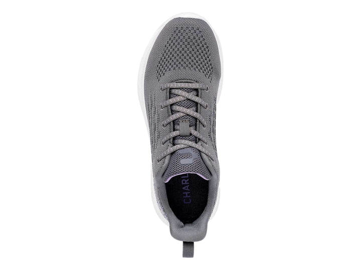 Tenis deportivos Charly color gris con suela blanca y acabado en tejido.