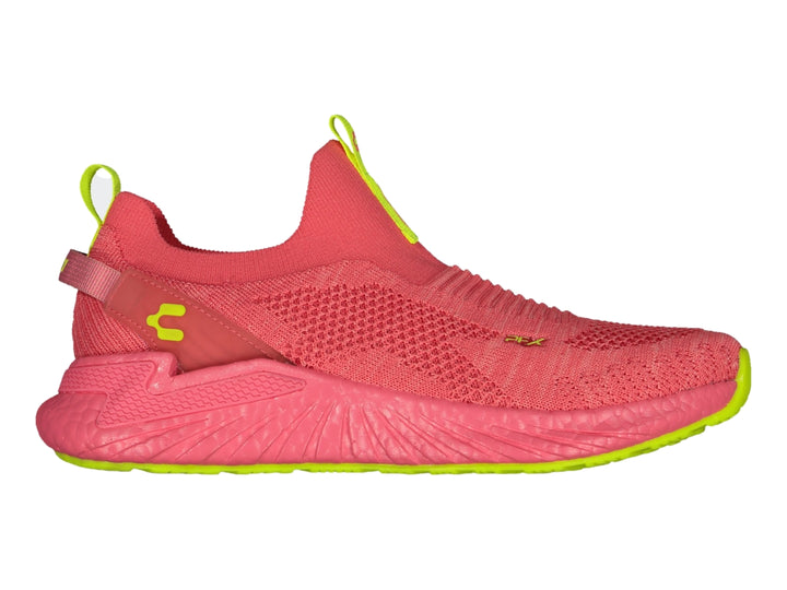 Tenis deportivos Charly en color rosa con detalles en verde neón, diseño sin cordones y suela texturizada.