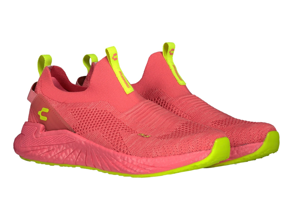 Tenis deportivos Charly en color rosa con detalles en verde neón, diseño sin cordones y suela texturizada.