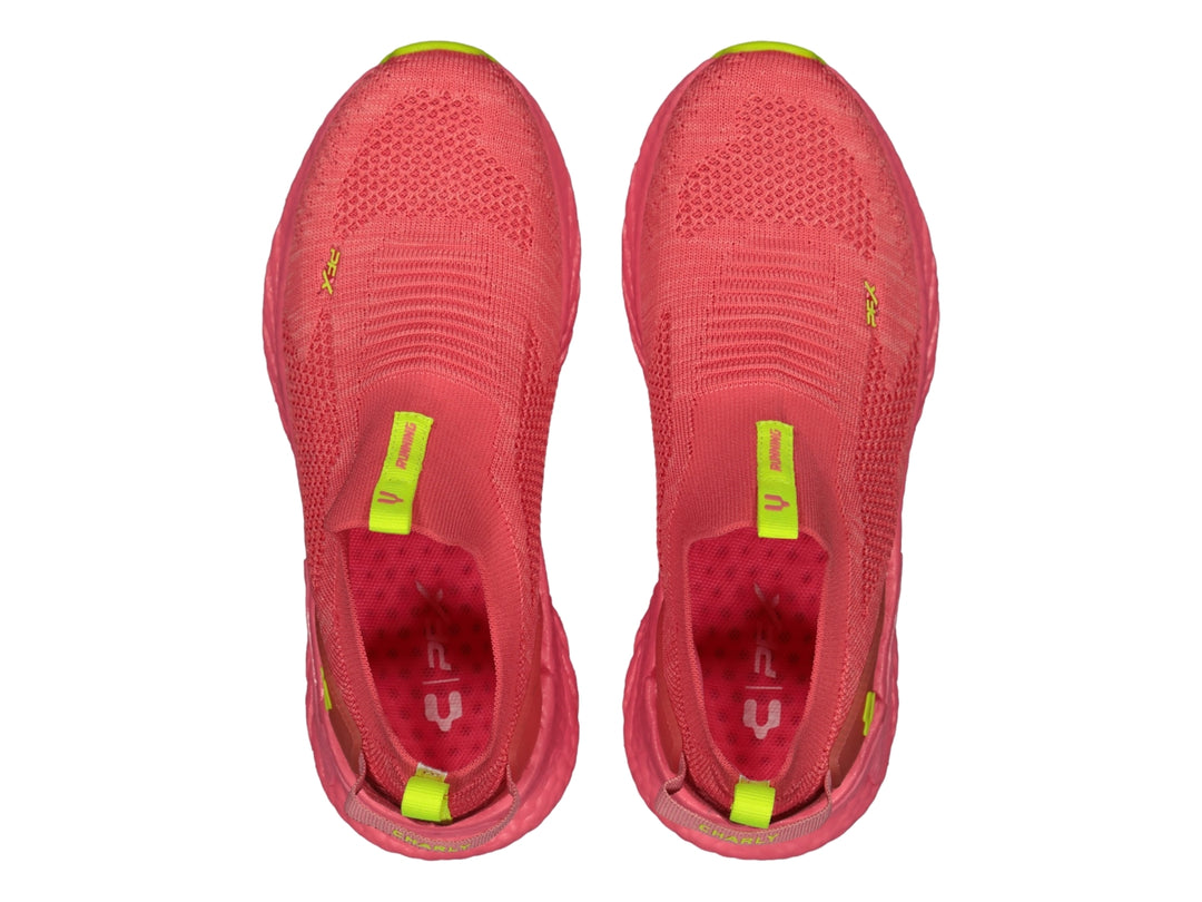 Tenis deportivos Charly en color rosa con detalles en verde neón, diseño sin cordones y suela texturizada.